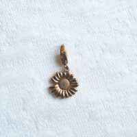 Daisy charm